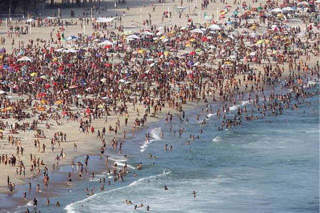Cariocas lotam a praia de Copacabana neste feriado de 7 de Setembro. 