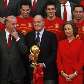 Seleção espanhola posa com os membros da família real, em Madri