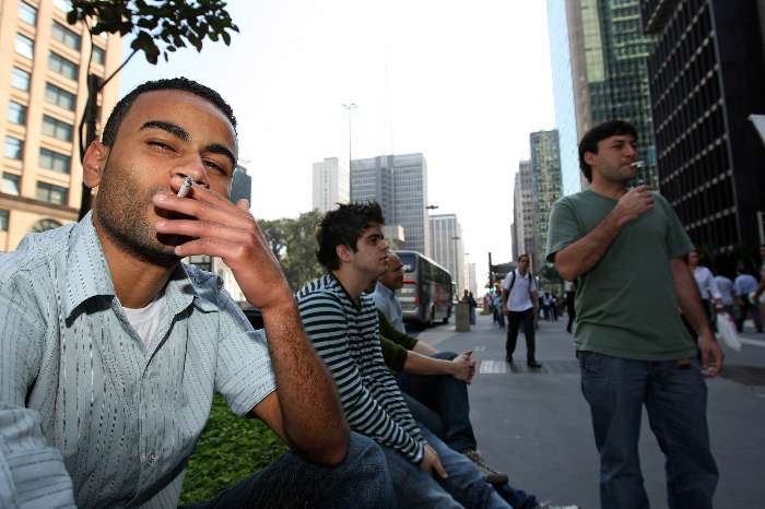 Por causa da nova lei, funcionários fazem uma pausa para fumar na calçada da Avenida Paulista