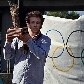 O prefeito do Rio de Janeiro, Eduardo Paes, volta de Londres com a bandeira olímpica