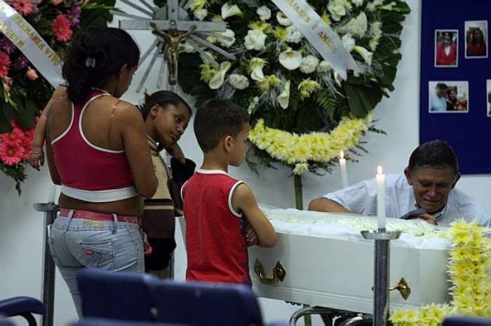 Moradores protestaram contra a morte da adolescente Ana Cristina Macedo, morta por uma bala perdida