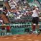 Andy Roddick sobe à rede em jogo que venceu contra o finlandês Jarkko Nieminen em Roland Garros
