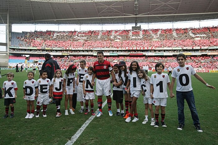Antes do início do jogo, crianças homenageiam Petkovic