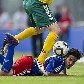 Michele Polverino, do Lichtenstein, cai ao dividir bola com Mindaugas Panka, da Lituânia