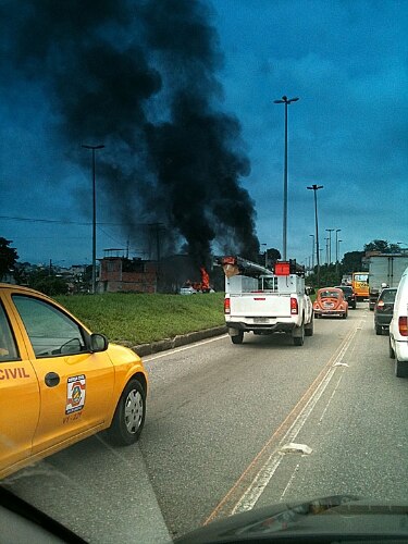 Criminosos atearam fogo a um caminhão e um carro na avenida Brasil no Rio de Janeiro. 25/11/2010