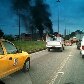 Criminosos atearam fogo a um caminhão e um carro na avenida Brasil no Rio de Janeiro. 25/11/2010