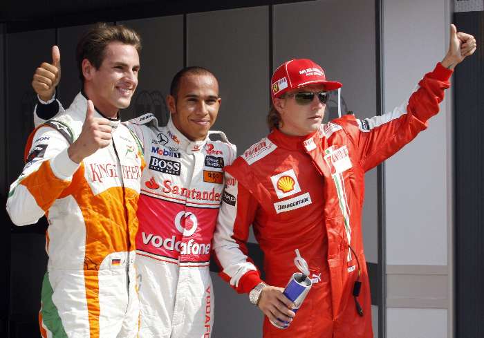 Adrian Sutil, Lewis Hamilton e Kimi Raikkonen acenam após treino na Itália