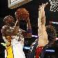 Kobe Bryant, do Los Angeles Lakers, tenta arremesso contra Anderson Varejão, do Cleveland Cavaliers
