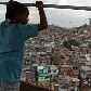 Nelson Tiago Soares, 8, observa o Complexo do Alemão, em sua primeira viagem no teleférico Nelson Tiago Soares, 8, observa o Complexo do Alemão, em sua primeira viagem no teleférico