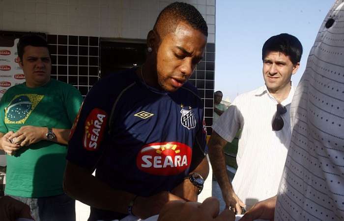 Robinho autografa camisas depois de entrevista no Centro de Treinamento Rei Pelé, em Santos