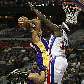 Andrew Bynum, do Los Angeles Lakers, salta para a enterrada contra Kwame Brown, do Detroit Pistons Andrew Bynum, do Los Angeles Lakers, salta para a enterrada contra Kwame Brown, do Detroit Pistons