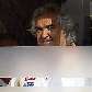 Flavio Briatore, diretor da Renault, observa os jornalistas, do motorhome Flavio Briatore, diretor da Renault, observa os jornalistas, do motorhome