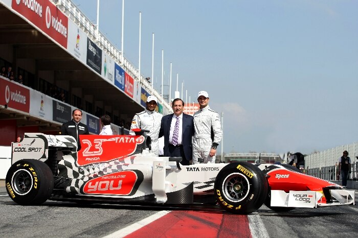 Os pilotos Narain Karthikeyan e Vitantonio Liuzzi posam com o HRT F111, modelo para a F-1 em 2011