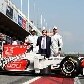 Os pilotos Narain Karthikeyan e Vitantonio Liuzzi posam com o HRT F111, modelo para a F-1 em 2011