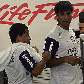 Dentinho golpeia Escudero em brincadeira pós exercícios na academia do Corinthians Dentinho golpeia Escudero em brincadeira pós exercícios na academia do Corinthians