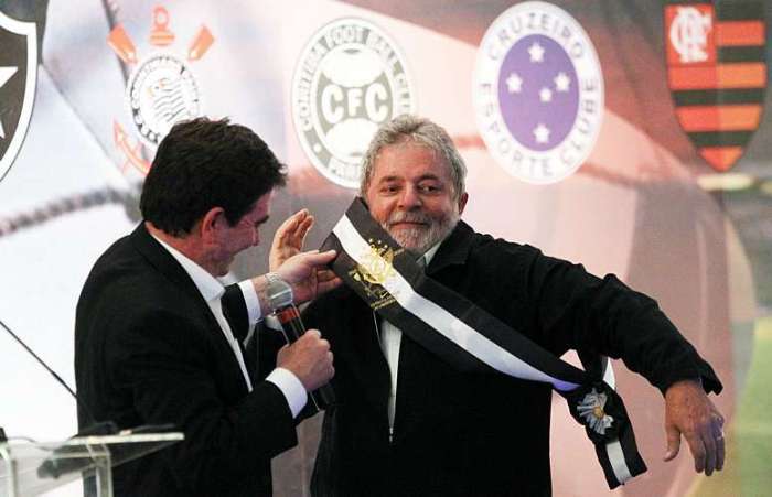 Andrés Sanchez entrega faixa de presidente da República Popular do Corinthians
