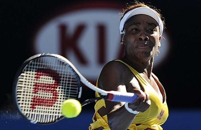 Venus Williams rebate bola em confronto contra Sandra Zahlavova no Aberto da Austrália