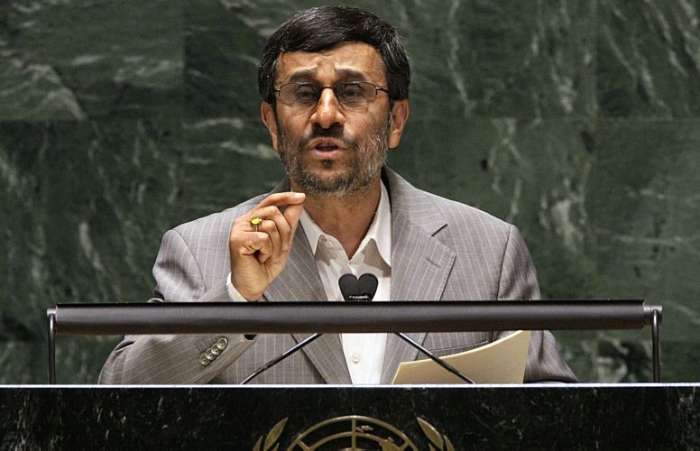 O presidente do Irã, Mahmoud Ahmadinejad, pediu a punição dos países que ameaçam usar armas atômicas