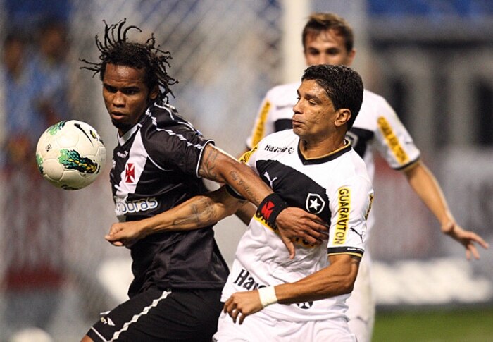 Primeiro clássico de Seedorf no Botafogo termina com vitória do Vasco