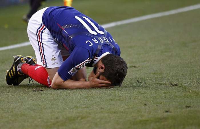 Reação de Gignac diante do placar adverso. Após a África do Sul marcar o segundo gol
