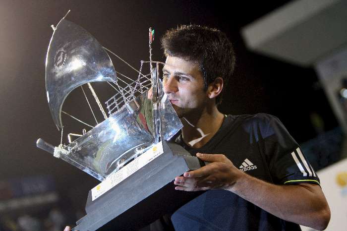 Novak Djokovic beija troféu de campeão do Torneio de Dubai