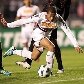 São-paulino Lucas cai após tentar jogada no jogo contra o Atlético-GO 
