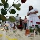 Religiosos fazem oferendas para Iemanjá