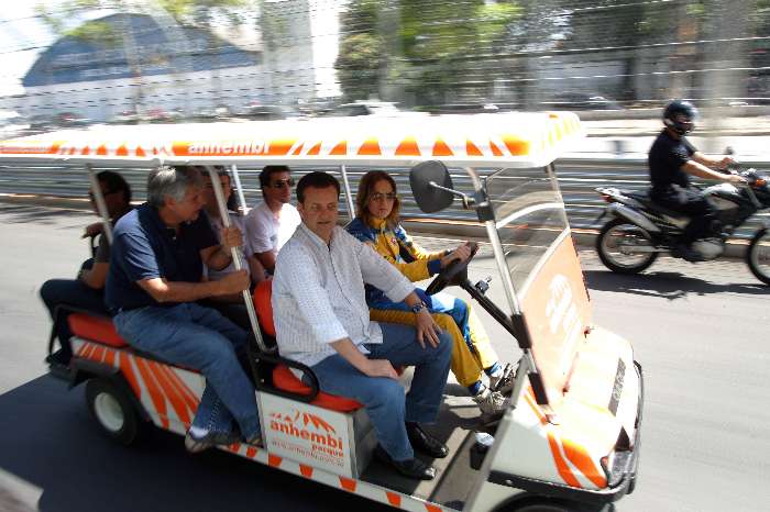 Bia Figueiredo pilota carrinho em vistoria do prefeito Gilberto Kassab ao circuito do Anhembi