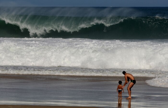 Ressaca tem ondas de até 3 metros nas praias do Rio