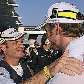 Rubens Barrichello agradece o campeão Jenson Button na última corrida de 2009