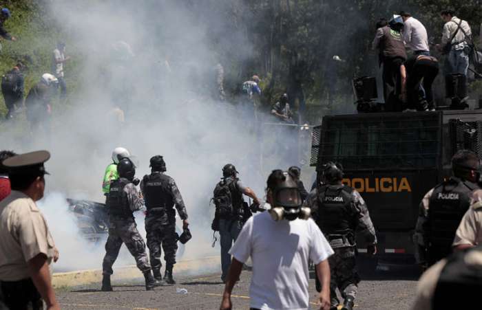 Oficiais da polícia protestam contra a nova lei de corte de benefícios, em Quito, no Equador