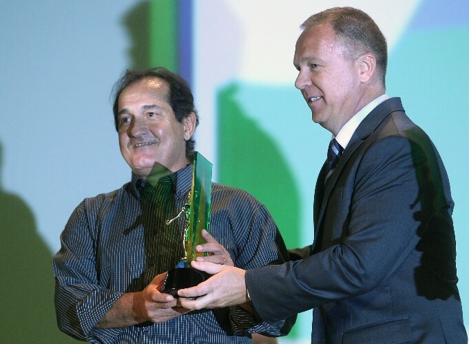 Muricy Ramalho recebe o prêmio de melhor técnico do Brasileirão das mãos de Mano Menezes