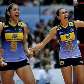 Natália e Sheilla comemoram a vitória do Brasil sobre a Rússia