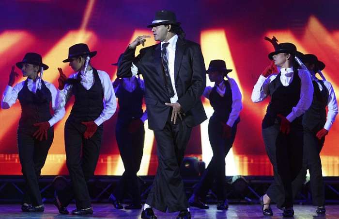 Dançarinos indianos realizam performance ao som de músicas do Rei, Michael Jackson, em Mumbai