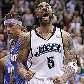 Carlos Boozer, do Jazz, comemora a vitória e a classificação sobre o Nuggets, de Chris Anderson