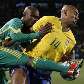 Luisão e Siboniso Gaxa disputam bola durante Brasil x África do Sul Luisão e Siboniso Gaxa disputam bola durante Brasil x África do Sul