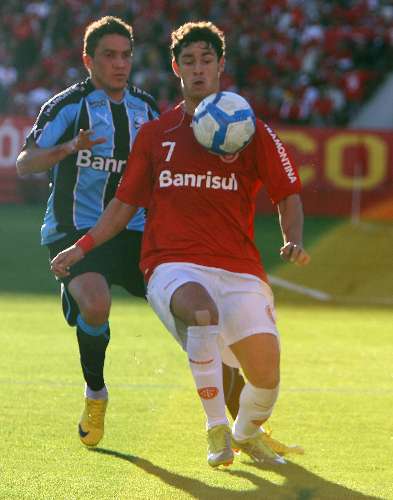 Giuliano, do Internacional, tenta dominar a bola no 0 a 0 com o Grêmio, no Estádio Beira-Rio