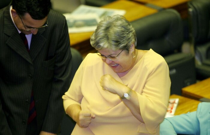 Em 23/03/2006, a deputada Angela Guadagnin comemora absolvição de colega no escândalo do Mensalão
