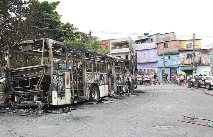 Dois ônibus são incendiados em São Paulo