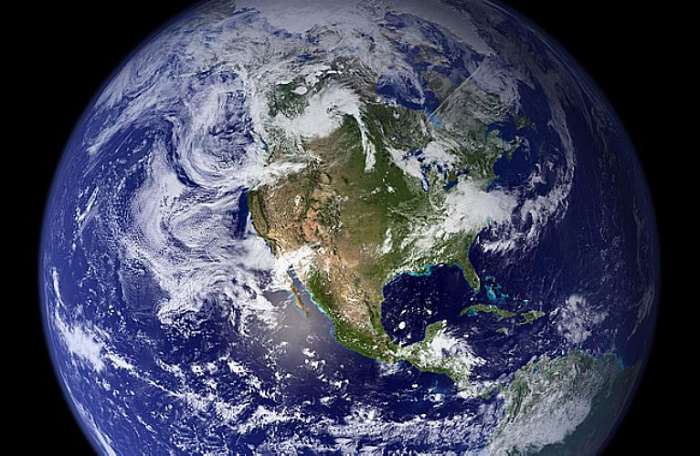 Nasa divulga imagem da Terra obtida com colagens de milhares de fotos de satélites