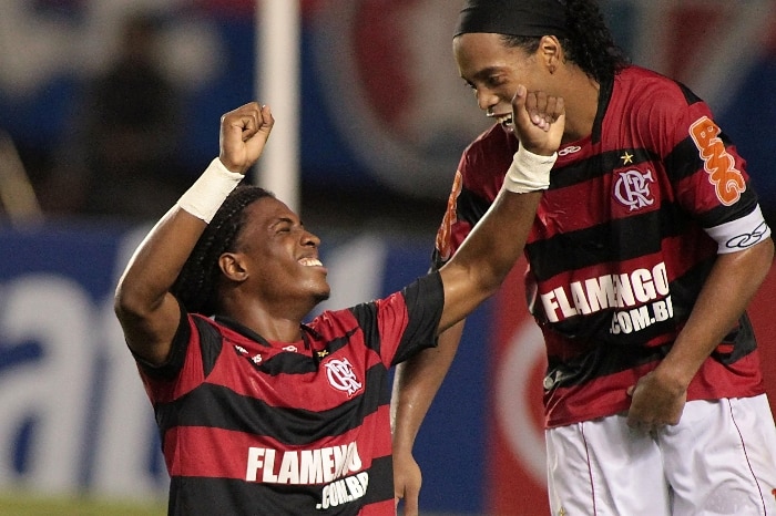 Diego Maurício se ajoelha ao lado de Ronaldinho na comemoração de gol do Fla sobre o Fortaleza