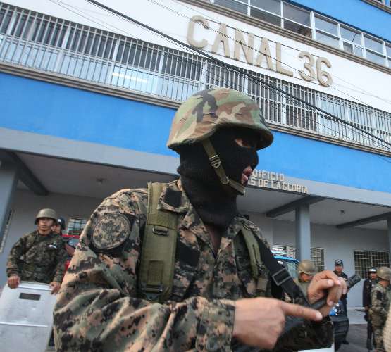 Soldados montam guarda em frente ao Canal 36 que foi fechado pelo governo hondurenho