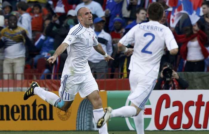 Vittek, da Eslováquia, comemora seu gol feito contra a Itália