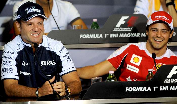 Felipe Massa sorri após brincadeira na coletiva de imprensa no circuito de Hungaroring