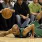 Jarrett Jack cai na quadra em busca da bola durante vitória de sua equipe, o Raptors, sobre o Hawks