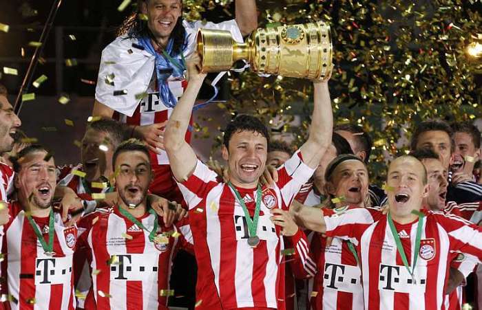 Capitão Van Bommel comanda a festa do Bayern de Munique, campeão da Copa da Alemanha