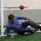 Prefeito de São Paulo escorrega em campo ao tentar segurar bola 