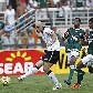O lateral-direito Alessandro chuta para fazer o gol do Corinthians no 1 a 0 sobre o Palmeiras