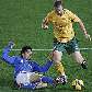 Matsui, do Japão (azul), tenta tirar bola de Moore, da Austrália