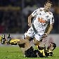 Zé Eduardo, do Santos, sofre o carrinho de Carlos Valdez, do Peñarol, em jogo no Estádio Centenario Zé Eduardo, do Santos, sofre o carrinho de Carlos Valdez, do Peñarol, em jogo no Estádio Centenario